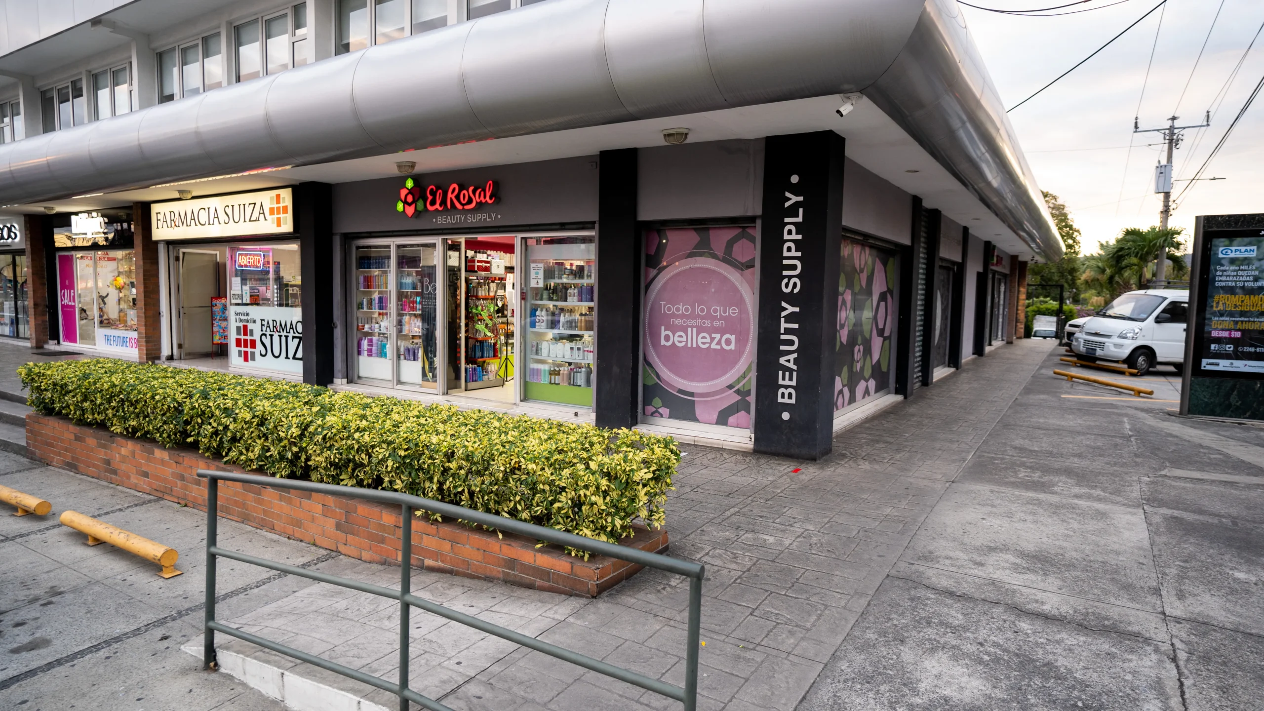 Fachada de El Rosal Beauty Supply — Paseo General Escalón